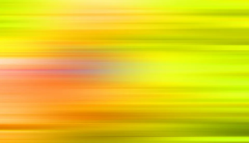 Abstrakte horizontale Schlieren in Gelb, Grün und Orange, links von einem rosa Lichtstreifen durchzogen, rechts heller und ruhiger.