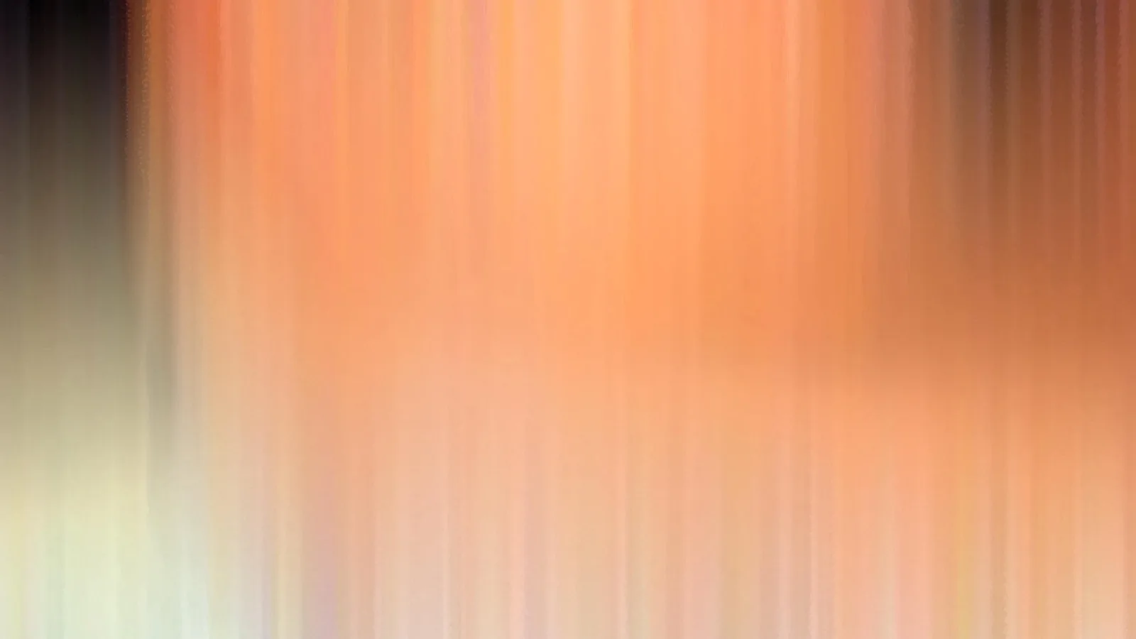 Abstrakte, vertikal verwischte Farbflächen in Orange, Creme und Dunkelbraun.