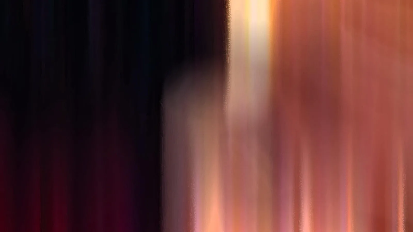 Stark verwischte vertikale Streifen: links dunkel und fast schwarz, rechts warm in Orange, Rosa und Gold mit einem hellen Lichtband in der Mitte.