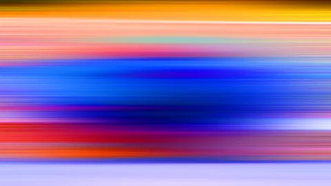 Horizontal verwischte Streifen in Orange, Gelb, Rosa, Blau und Rot, die von oben nach unten übereinanderliegen, in der Mitte dominiert ein dunkles Blau.