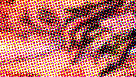 Dichtes Raster aus farbigen Punkten in Rot, Gelb, Magenta, Grün und Schwarz auf weißem Grund, im Zentrum und rechts oben verlaufen dunkle, diagonale Schwaden.