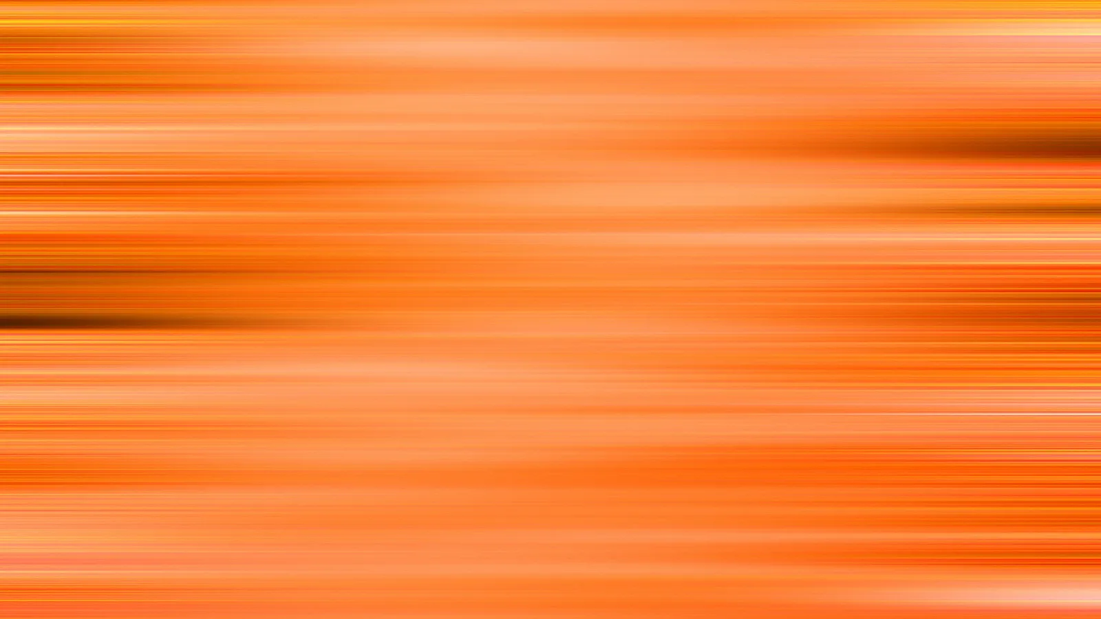Abstrakte Fläche aus horizontal verwischten orangefarbenen und rötlichen Streifen mit hellen und dunklen Bahnen.