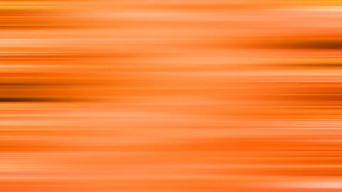 Abstrakte Fläche aus horizontal verwischten orangefarbenen und rötlichen Streifen mit hellen und dunklen Bahnen.