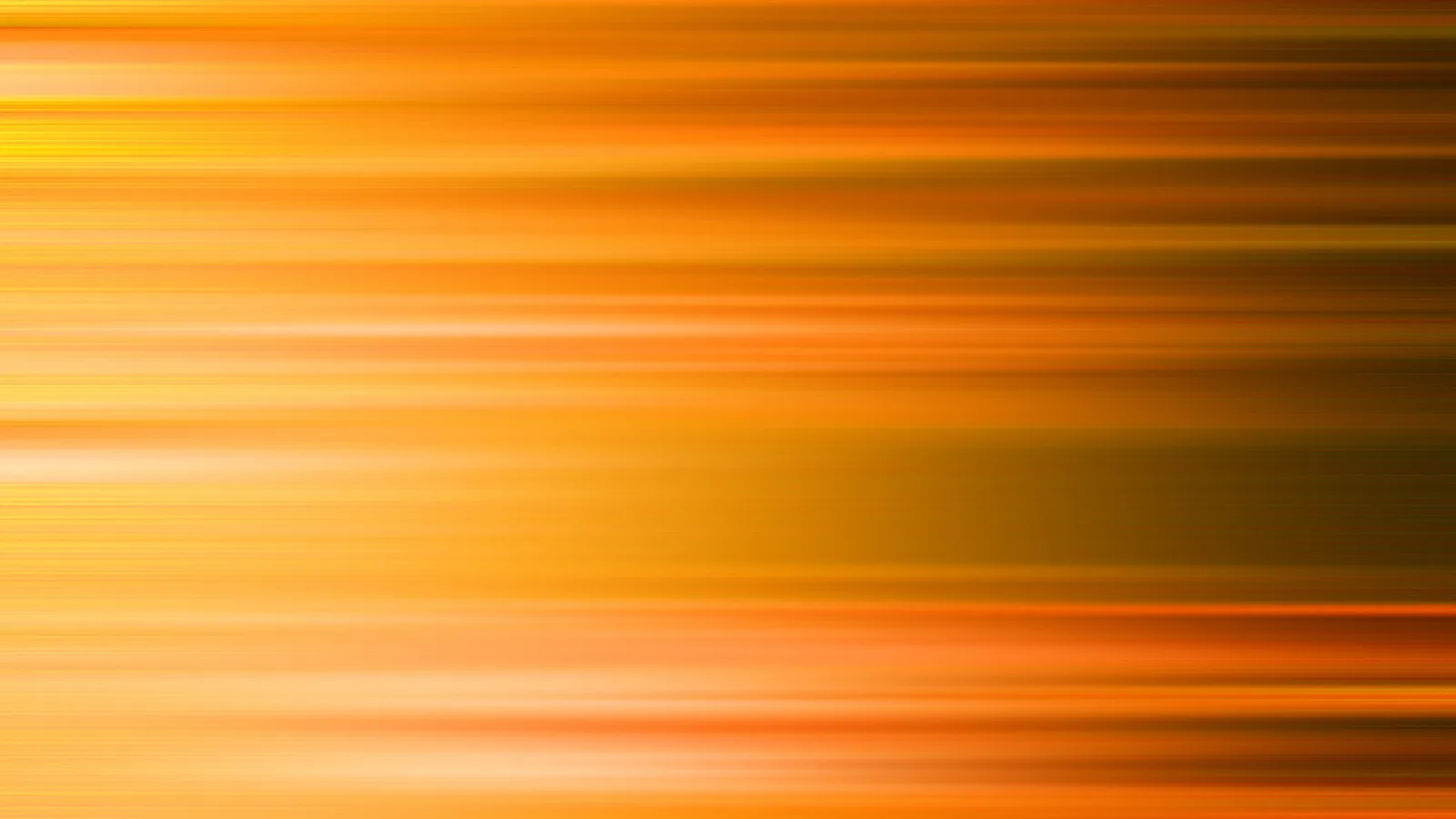 Abstrakte Bewegungsunschärfe aus horizontalen Linien in Orange, Gelb und Braun, die von links hell nach rechts dunkler verlaufen.