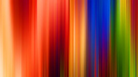 Vertikal verwischte Lichtstreifen in Rot, Orange, Blau, Violett und Grün, die von links nach rechts ineinander übergehen.