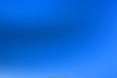 Abstrakter Verlauf von tiefem Dunkelblau oben links zu hellerem Himmelblau unten rechts, mit weichen horizontalen Schlieren.