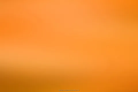 Unscharfer orangefarbener Verlauf, oben heller, unten dunkler werdend, ohne erkennbare Motive.