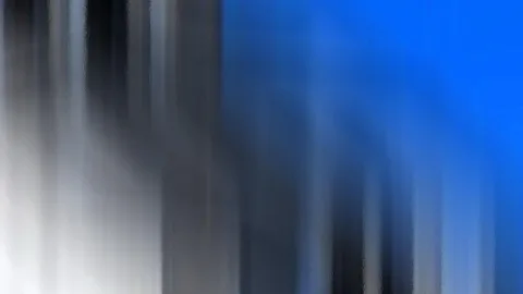 Abstrakte, vertikal verwischte Streifen in Grau, Weiß und Schwarz links, rechts übergehend in kräftiges Blau.