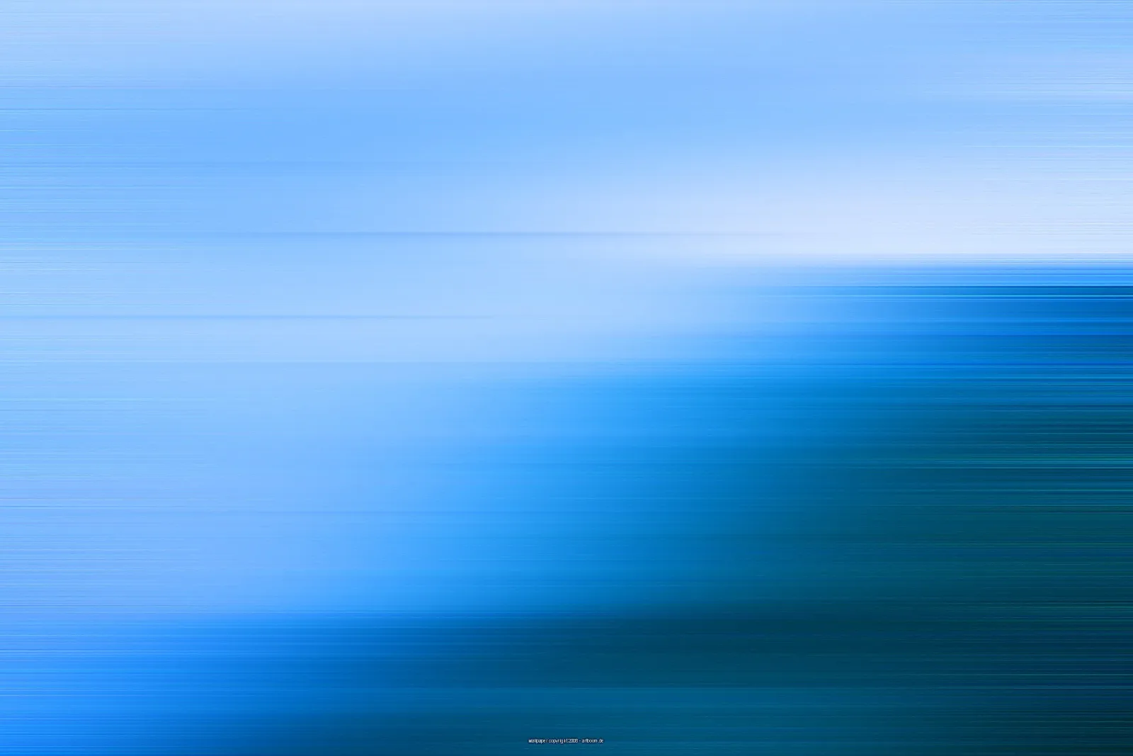 Abstrakte horizontale Streifen in Blau- und Türkistönen, die von hellem Himmelblau oben nach dunklem Petrol unten rechts übergehen.