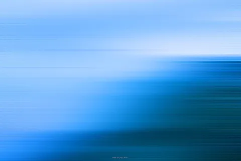 Abstrakte horizontale Streifen in Blau- und Türkistönen, die von hellem Himmelblau oben nach dunklem Petrol unten rechts übergehen.