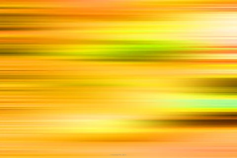 Abstrakte horizontale Streifen in Gelb, Orange und Grün mit weichen Bewegungsunschärfen, rechts konzentrieren sich dunkle und hellgrüne Bänder.
