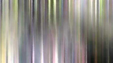 Abstraktes Bild aus vertikalen, unscharfen Streifen in Grün, Grau, Weiß und Rosa, rechts dunkler.