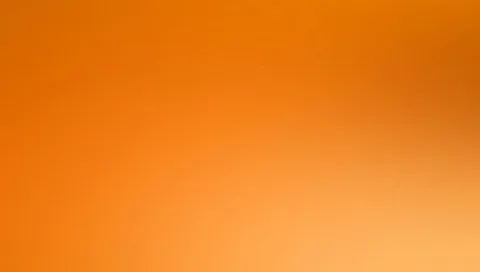 Verschwommener Verlauf von kräftigem Orange oben zu hellerem Apricot unten rechts, ohne erkennbare Motive.