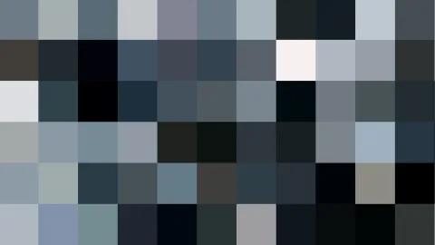 Mosaik aus quadratischen Pixelblöcken in Grau-, Blau- und Schwarztönen ohne erkennbares Motiv.