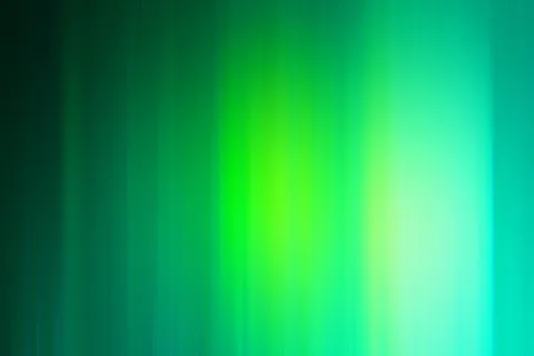 Vertikale grüne Lichtstreifen, die von dunklem Grün links zu hellem Türkis und Gelbgrün rechts verlaufen, mit einem leuchtenden Zentrum im rechten Drittel.