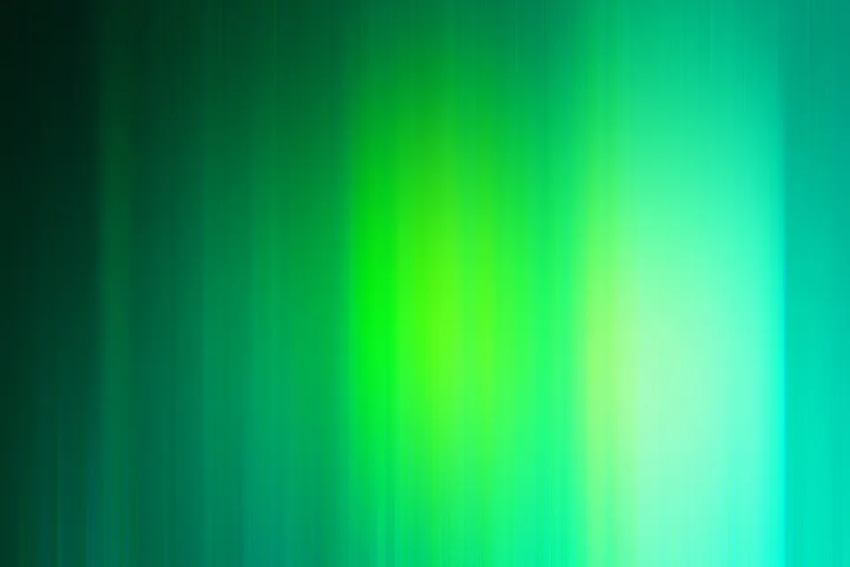 Vertikale grüne Lichtstreifen, die von dunklem Grün links zu hellem Türkis und Gelbgrün rechts verlaufen, mit einem leuchtenden Zentrum im rechten Drittel.