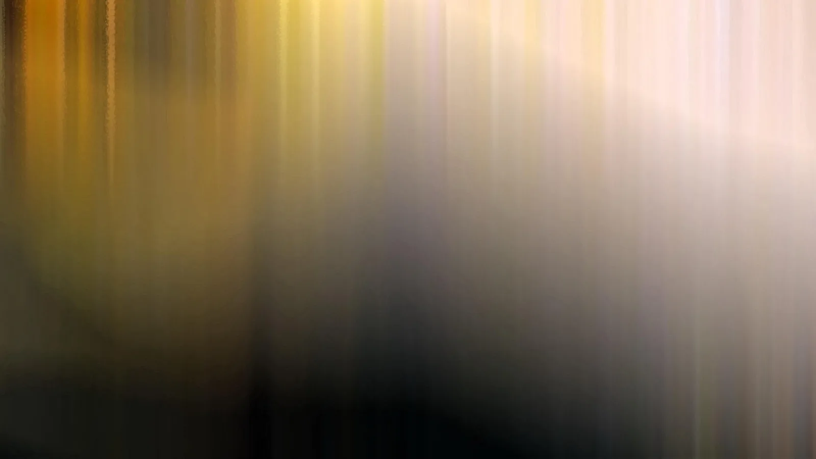 Abstrakte Komposition aus vertikalen, verwischten Streifen in Gold, Ocker, Grau und Rosa, heller im oberen rechten Bereich und dunkel zum unteren Rand hin.