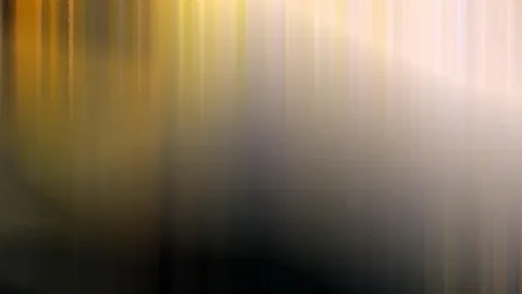 Abstrakte Komposition aus vertikalen, verwischten Streifen in Gold, Ocker, Grau und Rosa, heller im oberen rechten Bereich und dunkel zum unteren Rand hin.