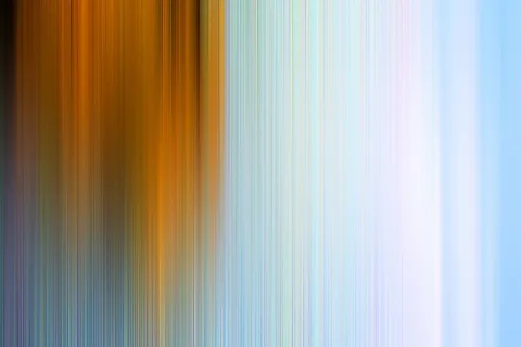 Abstraktes Bild aus senkrechten, verwischten Streifen: links warmes Orange und Braun, rechts helles Blau und Weiß.