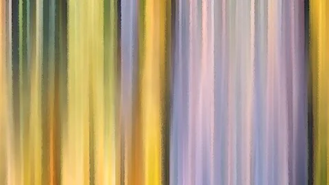 Abstraktes Bild aus senkrechten, weich verlaufenden Streifen in Gelb, Grün, Lavendel und Rosa, mit malerischer Textur.