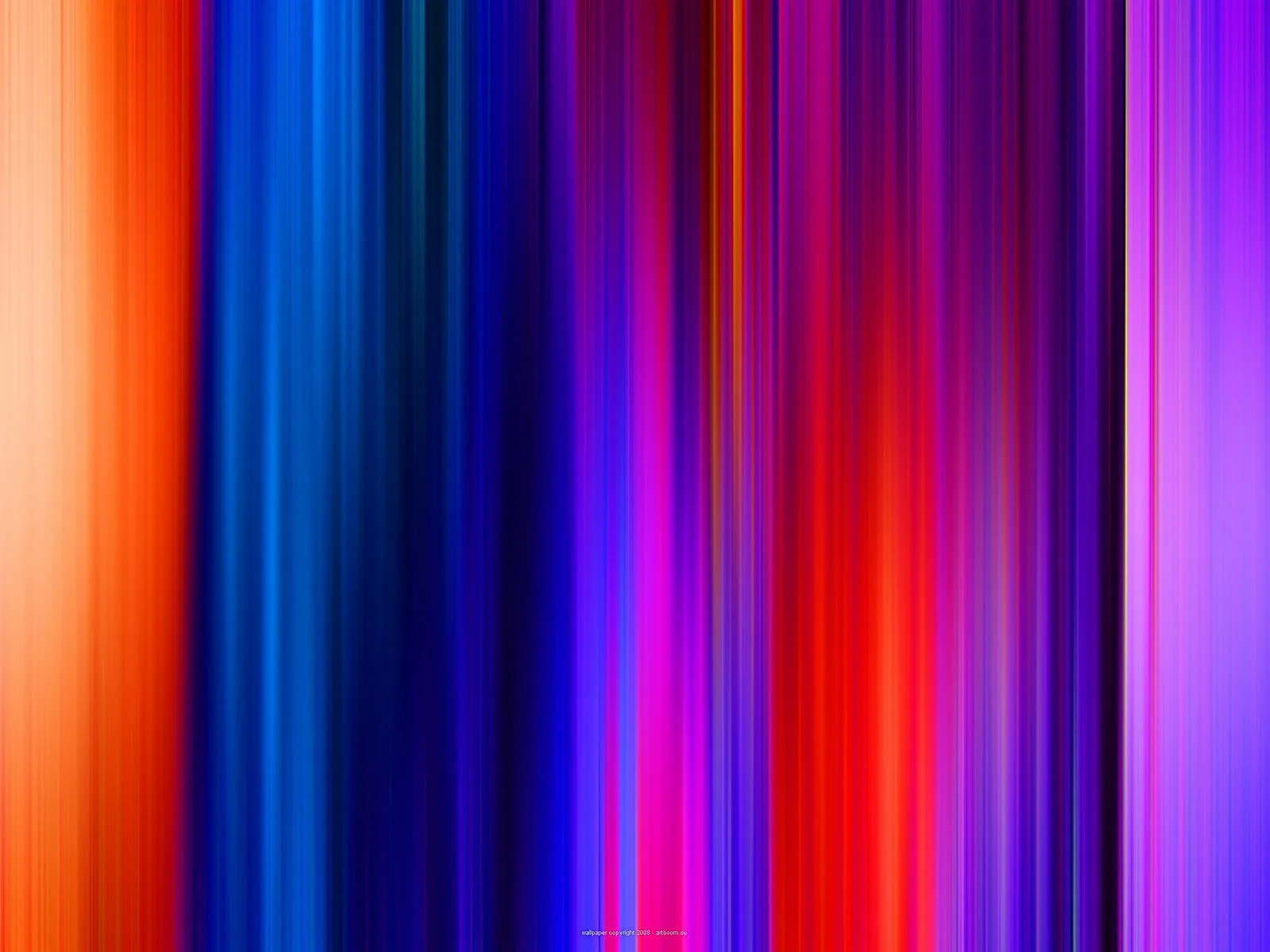 Abstrakte Komposition aus vertikalen, unscharfen Farbstreifen in Orange, Blau, Magenta, Rot und Violett, die von links nach rechts ineinander übergehen.
