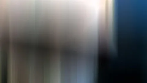 Abstrakte, vertikal verwischte Fläche mit hellen beigen und grauen Streifen links und einer dunkelblauen, fast schwarzen Fläche rechts.