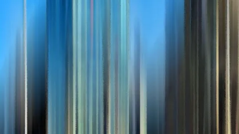 Abstraktes Bild aus senkrechten, verwischten Streifen in Blau, Türkis, Grau und Beige.