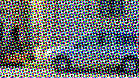 Dichtes Raster aus kleinen bunten Punkten in Rot, Grün, Blau, Gelb, Cyan und Magenta, dazwischen schwarze Punkte und helle Lücken.