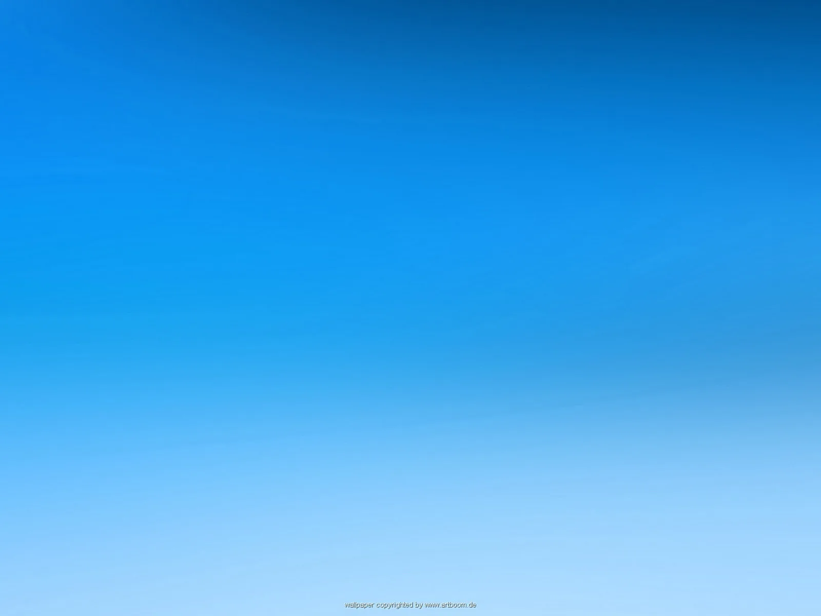 Weicher Farbverlauf von tiefblau oben rechts zu hellem Himmelblau unten, ohne erkennbare Motive.