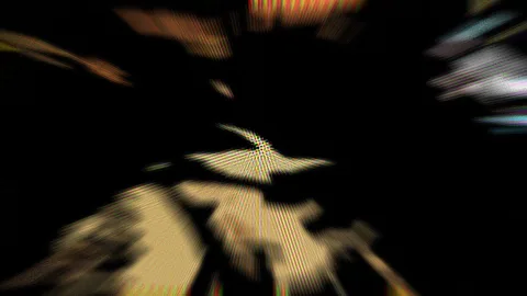 Abstrakte, stark verwischte Schwarzweiß-Aufnahme mit gelblichen Schlieren und Rasterstruktur auf schwarzem Grund, im Zentrum eine helle Form, die an eine Person erinnert.