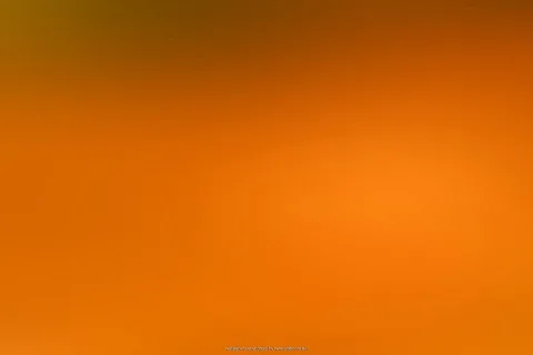 Weicher Farbverlauf von dunklem Olivbraun oben links zu leuchtendem Orange