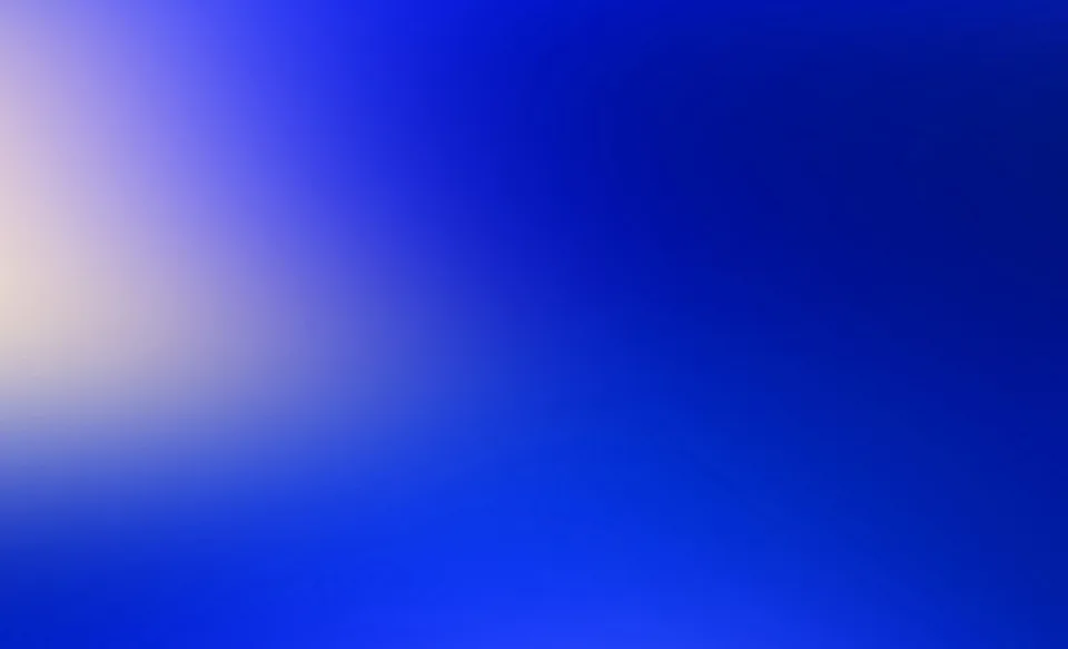 Unscharfer Verlauf in kräftigem Blau, links oben ein heller cremefarbener Lichtfleck, nach rechts dunkler werdend.