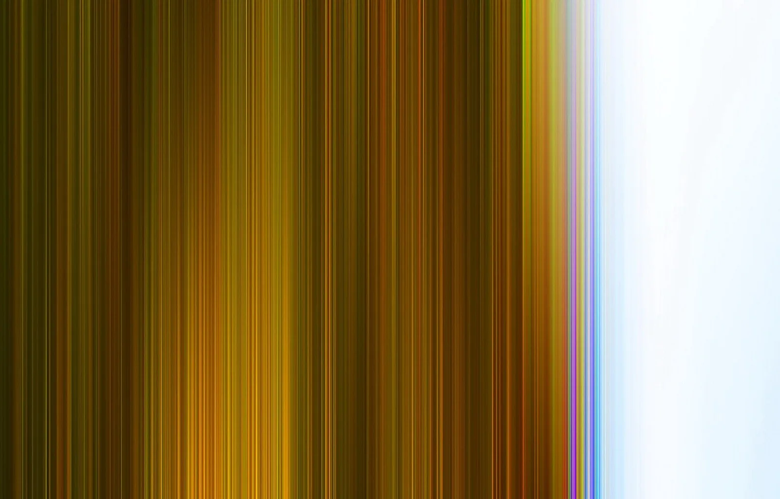 Abstrakte Komposition aus dicht nebeneinanderliegenden vertikalen Streifen in Gold, Braun und Olivgrün, die nach rechts in ein helles Weiß mit blauen und violetten Akzenten übergeht.