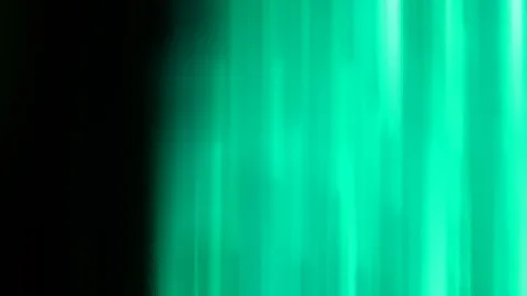 Vertikale grüne Lichtschlieren auf der rechten Bildhälfte, links verläuft das Bild in dunkles Schwarz.