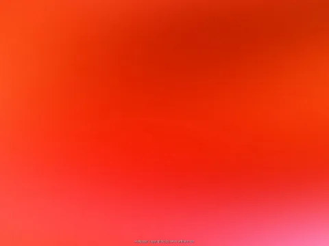 Weicher Farbverlauf von Orangerot oben links über Feuerrot bis zu Pink in der unteren rechten Ecke, ohne erkennbare Motive.
