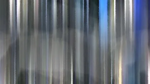 Abstrakte Komposition aus vertikalen, verwischten Streifen in Grau, Silber und Blau, mit einem hellblauen Band rechts der Mitte.
