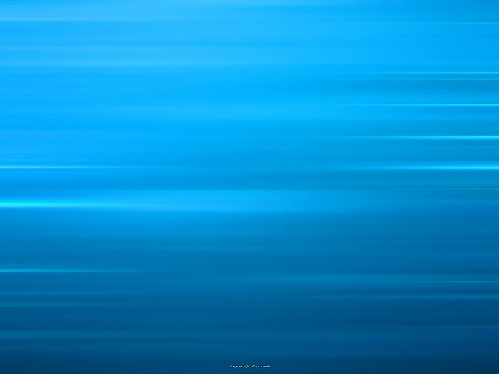 Horizontale blaue Lichtstreifen auf einem Verlauf von hellem Himmelblau oben zu dunklerem Blau unten.