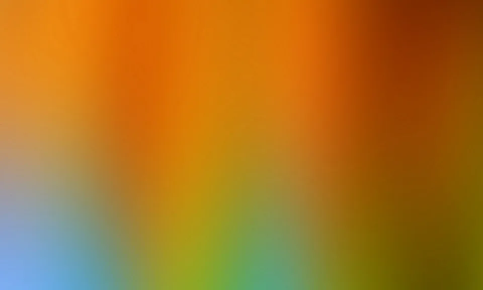Unscharfer Farbverlauf von Orange über Gelb und Grün bis Blau, links unten bläulich, rechts oben dunkelbraun.