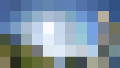 Abstraktes Mosaik aus quadratischen Farbblöcken: oben blaue Töne mit hellem Weiß in der Mitte, unten dunklere Grün- und Grautöne.