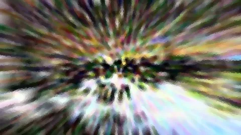 Abstrakte Aufnahme mit radialen Farbschlieren, in der Mitte dunkle Baumsilhouetten vor hellem Himmel
