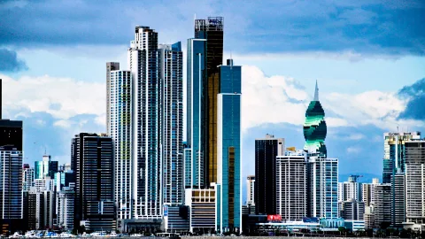 Dichte Skyline aus Hochhäusern und Glastürmen unter bewölktem Himmel in Panama-Stadt.