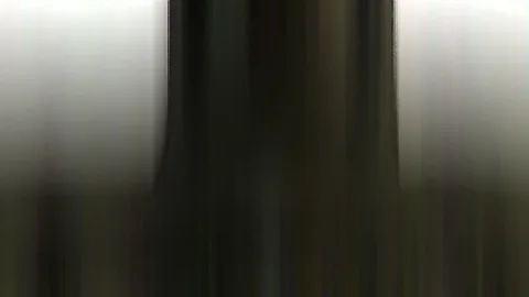 Abstraktes Bild mit vertikalen Schlieren: links und rechts oben hell grau, in der Mitte ein dunkler Streifen, unten dunkles Olivgrau.