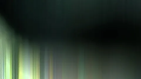 Abstrakte, senkrechte Lichtschlieren in Grün, Gelb und Grau auf dunklem Grund.