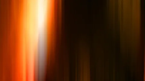 Abstrakte, vertikal verwischte Streifen in Orange und Gelb links, rechts dunkles Braun.