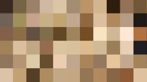Abstraktes Mosaik aus quadratischen Pixelblöcken in Beige, Braun, Ocker und Dunkelbraun, in einem regelmäßigen Raster angeordnet.