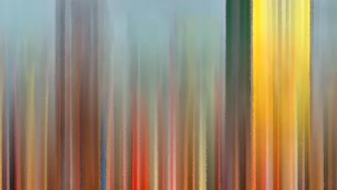 Abstraktes Bild aus vertikalen, verwischten Streifen in Gelb, Orange, Rot, Braun, Grau und Grün vor blassblauem Hintergrund.