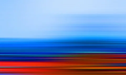 Abstrakte horizontale Schlieren in Hellblau oben, dunkelblauen Streifen in der Mitte und warmen roten und orangefarbenen Linien unten.