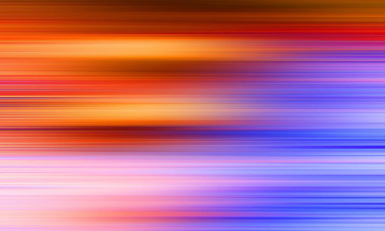 Abstraktes Bild aus horizontalen, weichen Streifen in Orange, Rot, Violett und Blau, die sich von oben nach unten verlaufen und wie eine Bewegungsunschärfe wirken.