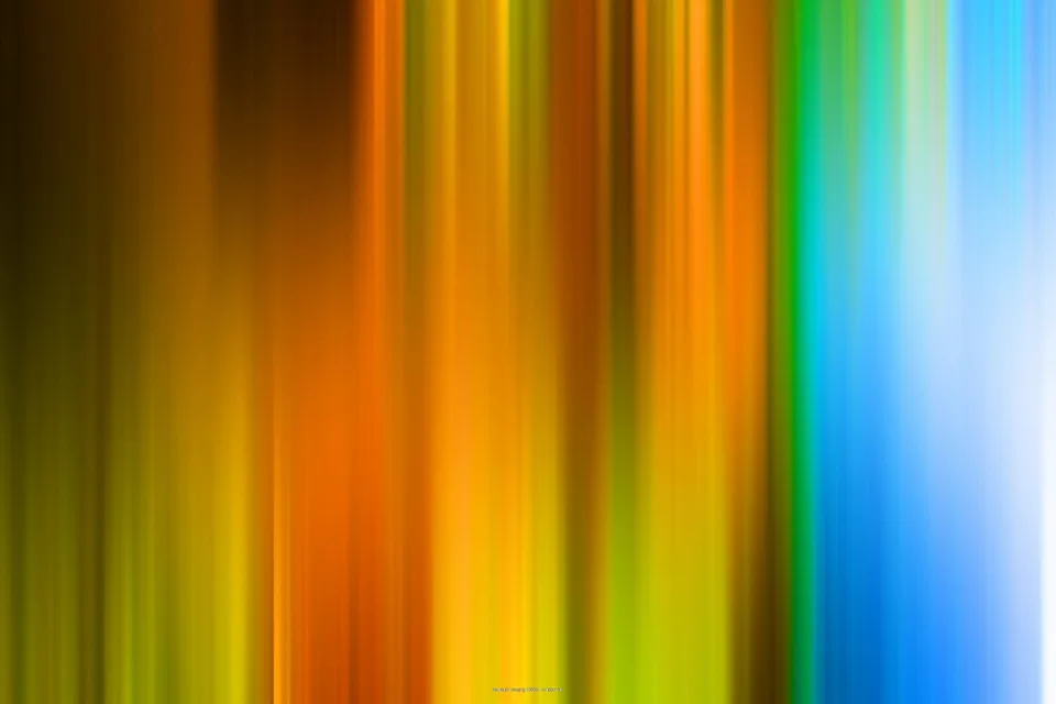 Abstrakte Komposition aus vertikalen, verwischten Streifen in Gelb, Orange, Grün und Blau, die von links dunkel nach rechts hell verlaufen.