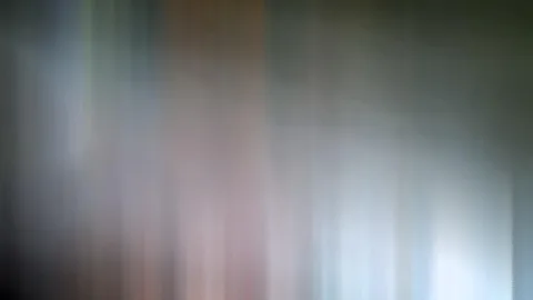 Abstrakte, vertikal verwischte Farbflächen in Grün, Grau, Braun, Rosa und Hellblau, rechts unten am hellsten.